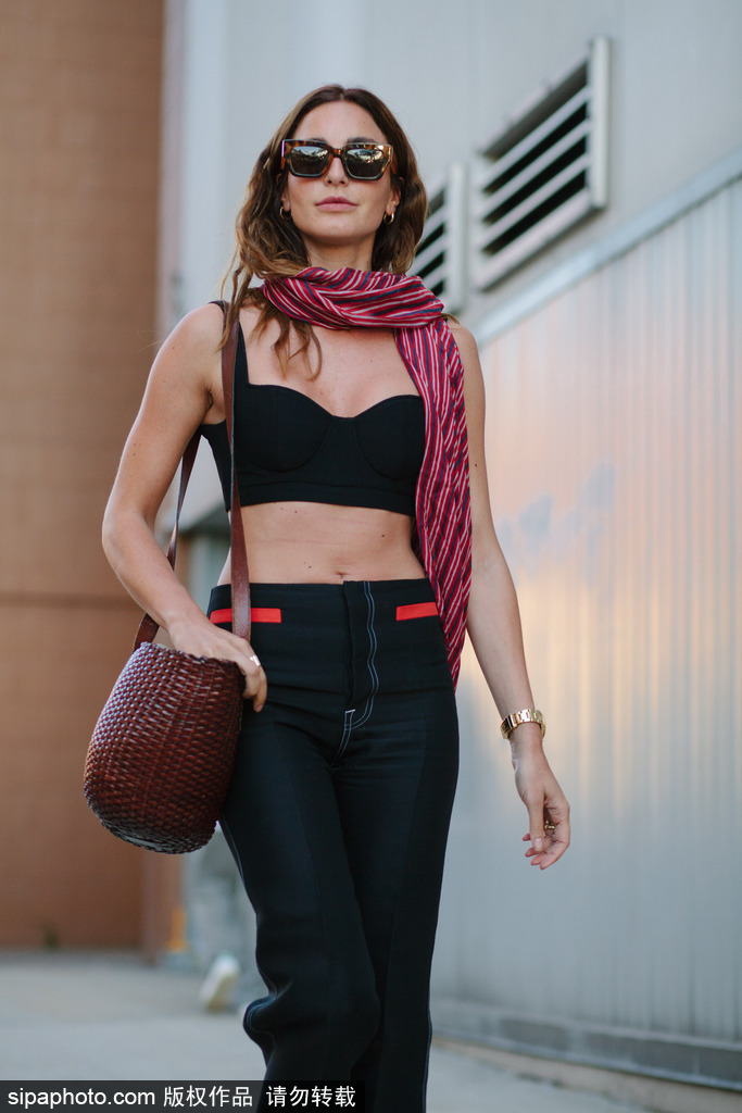 時(shí)尚新寵？明星和潮人都拎“菜籃子”出街了?。ńM圖）