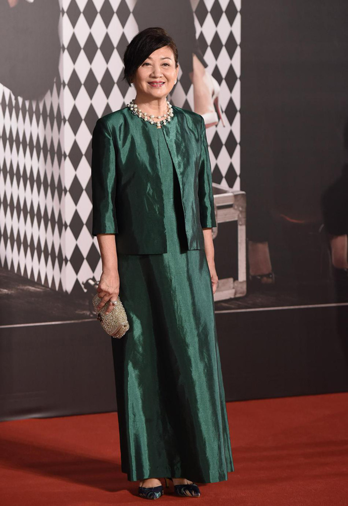 金像獎(jiǎng)紅毯女星愛黑色 章子怡趙薇變身黑天鵝（組圖）