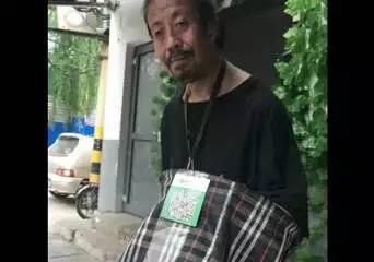 沒零錢？乞討者自帶二維碼