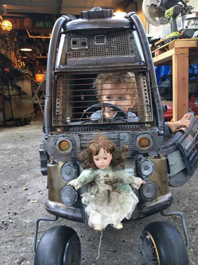 史上最拉風兒童車 廢舊零件再現(xiàn)“瘋狂的麥克斯”（組圖）