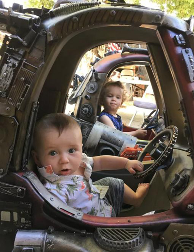 史上最拉風兒童車 廢舊零件再現(xiàn)“瘋狂的麥克斯”（組圖）