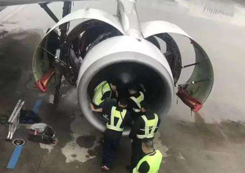 往飛機(jī)發(fā)動機(jī)里扔硬幣 這位老人的祈福方式連外媒都震驚了