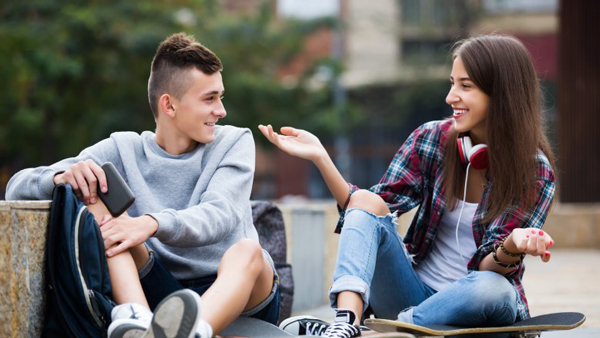 這8種跡象表明，你喜歡的他只把你當朋友