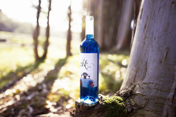 還記得藍(lán)色葡萄酒嗎？現(xiàn)在廠家把彩虹顏色都集齊了（組圖）