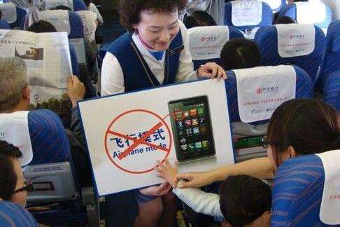 中國民航局宣布一件大事！飛機上將可以玩手機了！
