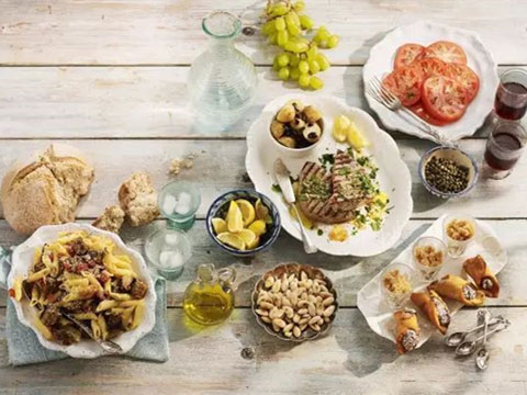 早餐吃晚了叫 brunch，那晚餐吃早了叫什么？