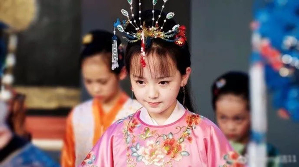 小戲骨版《紅樓夢》演技炸裂，眼角眉梢都是戲，哪個萌娃最得你心？