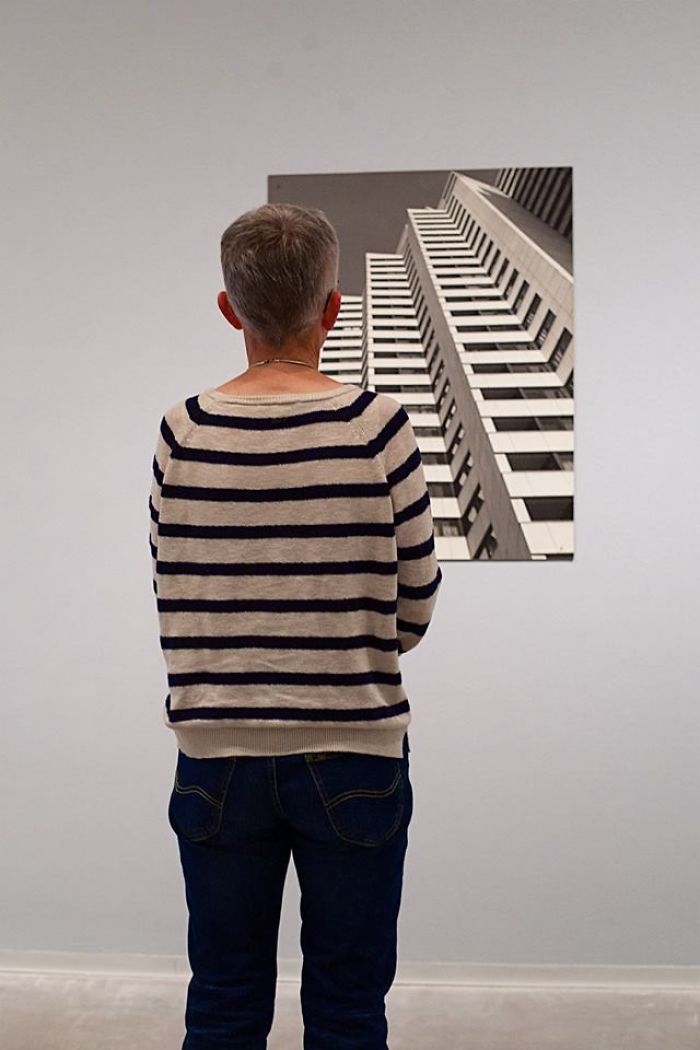 別人在美術(shù)館看畫(huà)，我在美術(shù)館拍照（組圖）