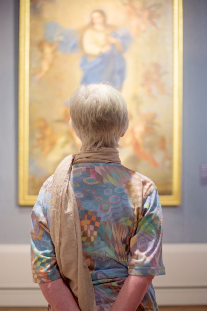 別人在美術(shù)館看畫(huà)，我在美術(shù)館拍照（組圖）