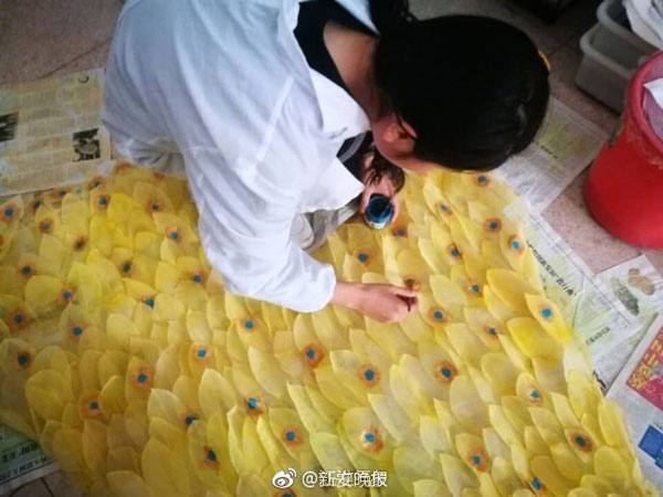 6000片樹葉做出美裙 原來他們是這么做到的！