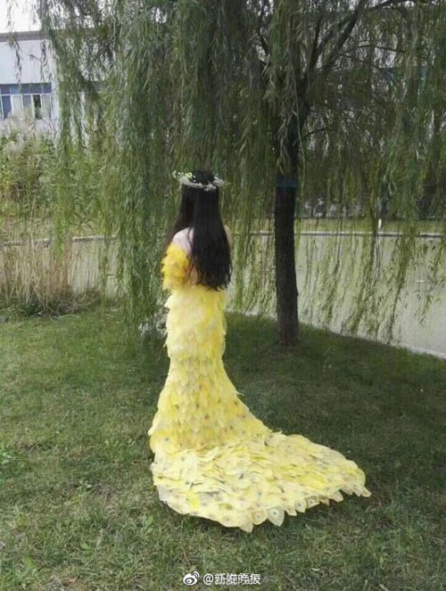 6000片樹葉做出美裙 原來他們是這么做到的！