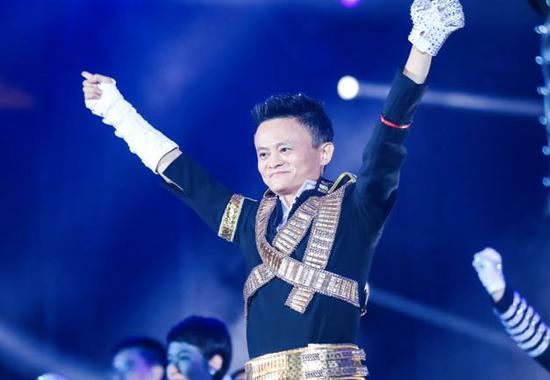 又到年會，遇到老板該說點啥？跟不熟的同事說啥最安全？