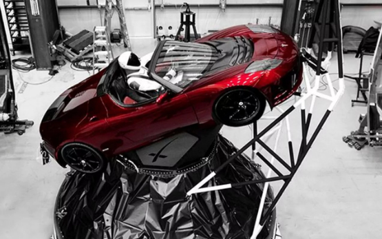 SpaceX獵鷹重型火箭首飛成功！馬斯克的特斯拉跑車上太空了