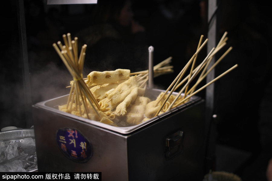2018平昌冬奧會(huì)：探尋首爾明洞區(qū)街頭小吃 體驗(yàn)舌尖上的韓國(guó)（組圖）