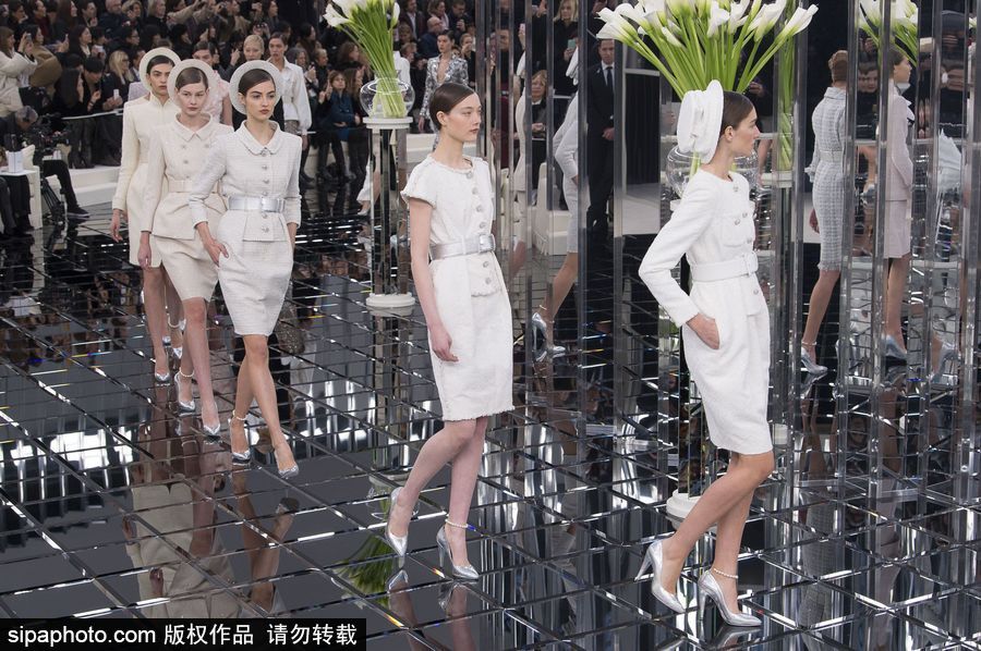 炫酷！比衣服更夢(mèng)幻的是香奈兒的秀場(chǎng)布景（組圖）