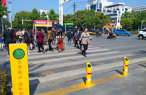 闖紅燈就被噴水霧 這款神器能治好中國(guó)式過馬路嗎？