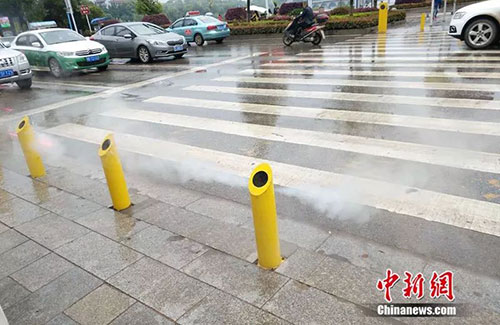 闖紅燈就被噴水霧 這款神器能治好中國(guó)式過馬路嗎？