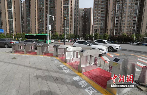 闖紅燈就被噴水霧 這款神器能治好中國(guó)式過馬路嗎？