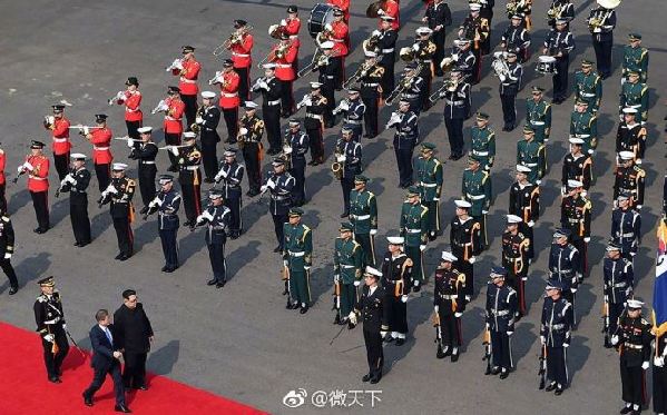 歷史時(shí)刻！金正恩跨過“三八線”與文在寅握手，還帶上了冷面！