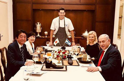 以色列總理宴請(qǐng)安倍，卻端上來一只“鞋”，日本人怒了！