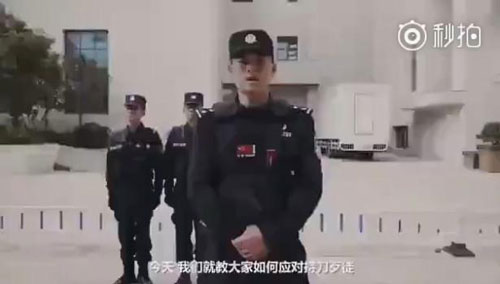 面對(duì)持刀歹徒，中國(guó)警察教的這個(gè)動(dòng)作火了！老外也紛紛點(diǎn)贊