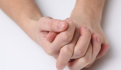 研究：掰手指的人關節(jié)更健康