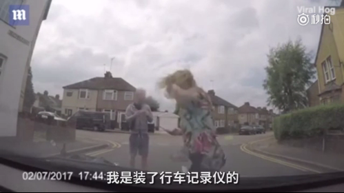 英國男子浮夸碰瓷未果！遭女車主嘲笑“傻帽”