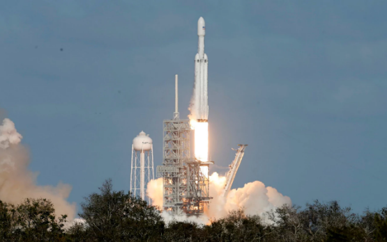 SpaceX獵鷹重型火箭首飛成功！馬斯克的特斯拉跑車上太空了