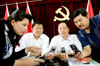 Party lesson by phone <BR>四川開(kāi)辦首個(gè)'手機(jī)黨校'