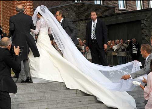 撞衫！英新王妃婚紗被指“抄襲”