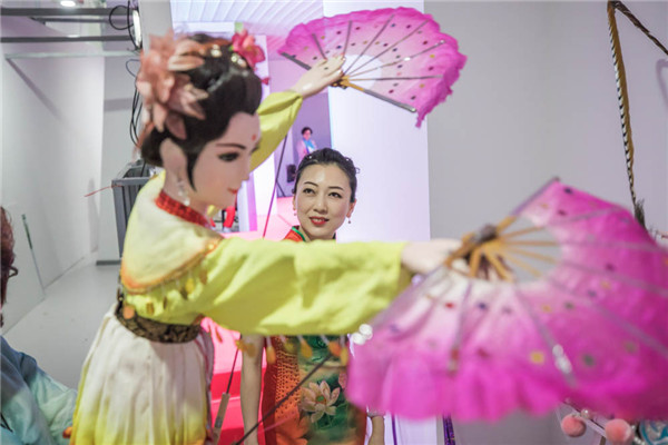 人在世博丨“翻作花間舞 偶旋扇底風(fēng)”