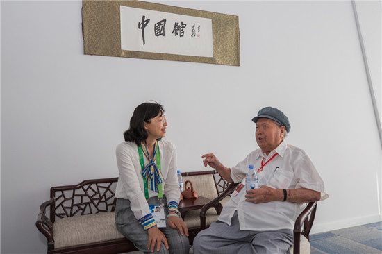 我國當(dāng)代著名畫家、中國美術(shù)家協(xié)會原副主席劉文西參觀中國館并題詞： “為世界人民美好未來而奮斗”