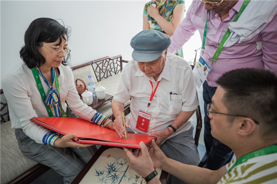 我國當(dāng)代著名畫家、中國美術(shù)家協(xié)會原副主席劉文西參觀中國館并題詞： “為世界人民美好未來而奮斗”