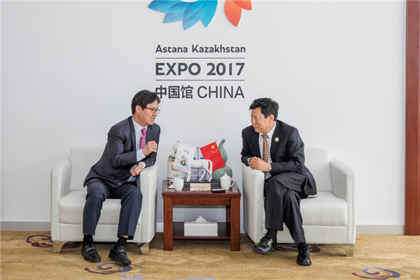 阿斯塔納世博會(huì)中國(guó)館執(zhí)行館長(zhǎng)姚瑞與韓國(guó)館館長(zhǎng)就世博會(huì)運(yùn)營(yíng)和組織事務(wù)進(jìn)行交流