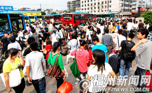 福州火車(chē)站迎來(lái)返程客流高峰 日發(fā)送旅客5.5萬(wàn)人