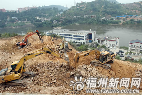 榕重點工程節(jié)日“馬不停蹄”?。纷髽蛲瑫r施工