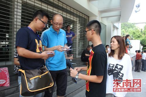 2011年福建高考首日　有人遲到有人警車(chē)接送(圖)