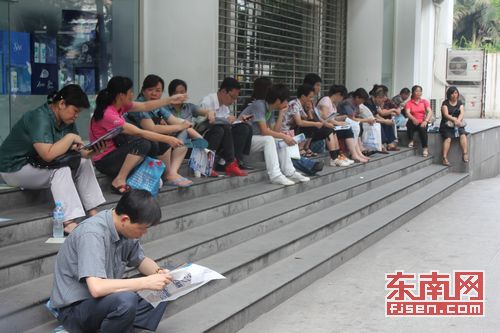 2011年福建高考首日　有人遲到有人警車接送(圖)