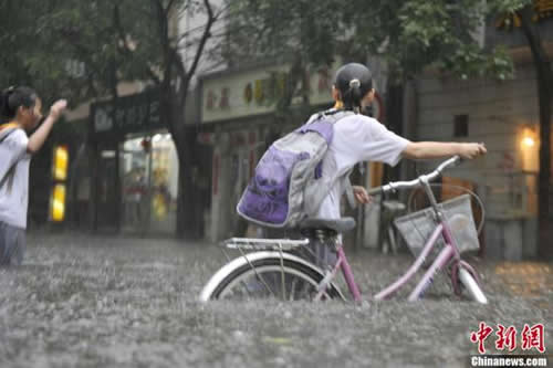 北京遭入夏最強雷雨襲擊　城區(qū)積水交通受阻(圖)