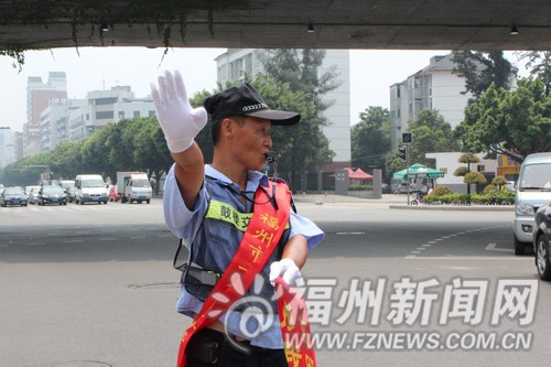 “最專業(yè)”協(xié)管員感動榕城　網友稱“勝過交警”