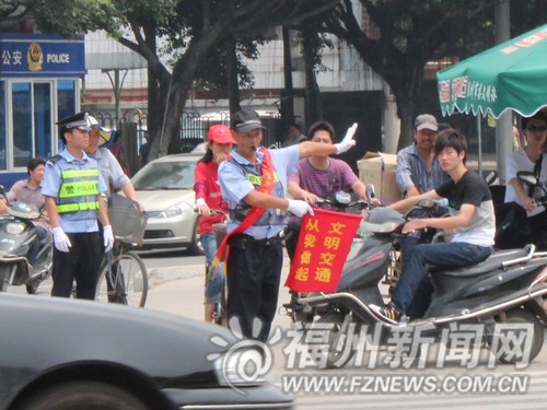 “最專業(yè)”協(xié)管員感動(dòng)榕城　網(wǎng)友稱“勝過交警”