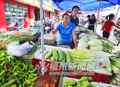 城管上街勸導(dǎo)頗有效　流動(dòng)攤點(diǎn)入駐全日市新攤位
