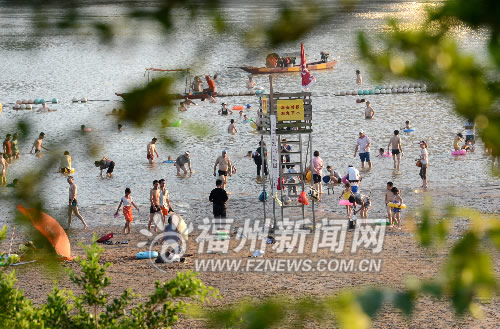西河變身景觀游泳場(chǎng)　每天可接待近萬泳客