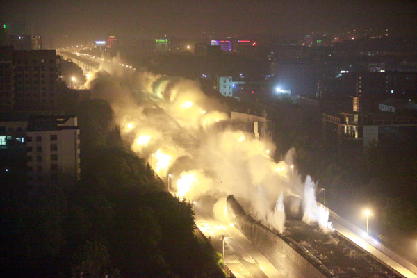 A 3,477-meter viaduct collapsed with a blast from the middle of the structure, May 18, 2013. Blowing bridges in Wuhan