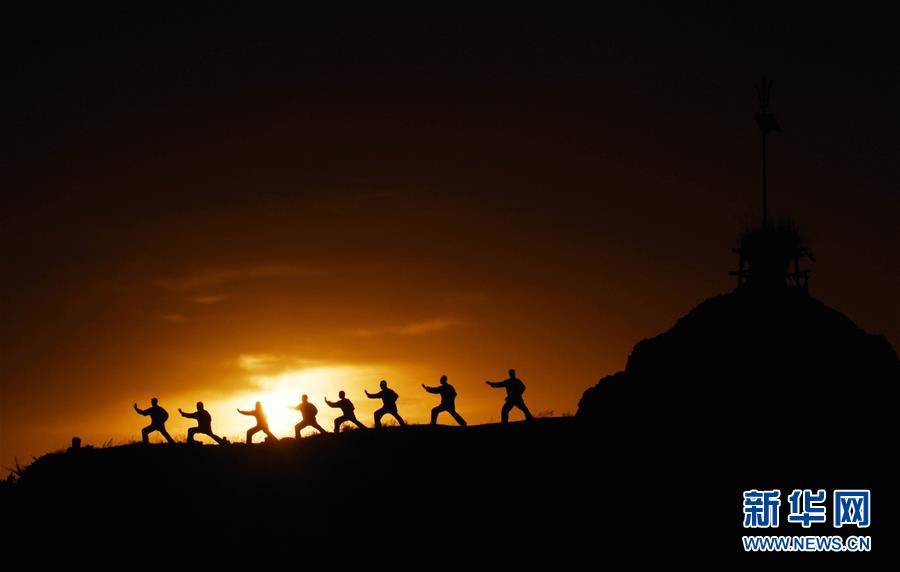 Hohhot people perform tai chi at dawn