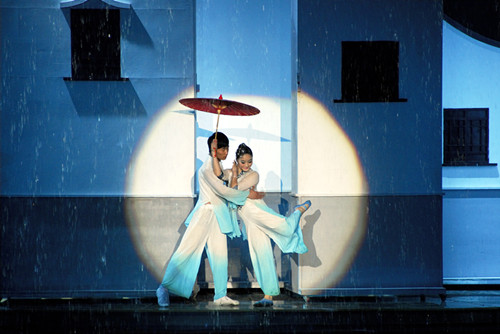 Wonderful performance attracts tourists to Zhouzhuang