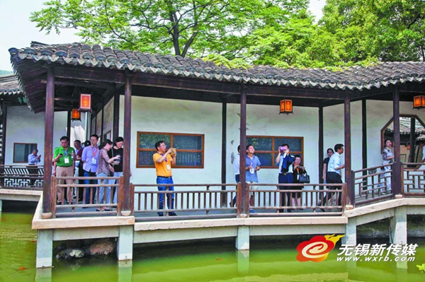 Native Wuxi elites tour the city