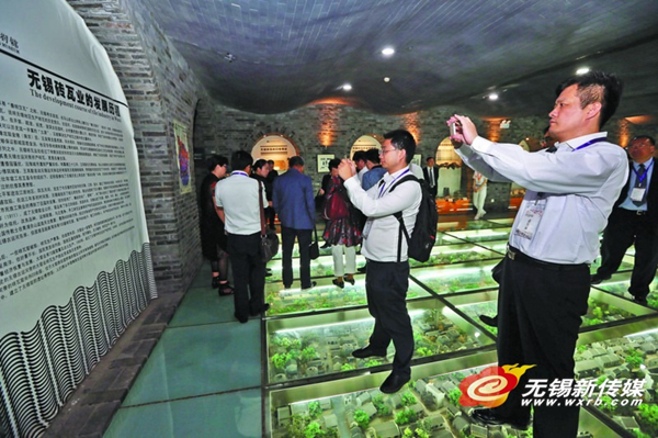Native Wuxi elites tour the city
