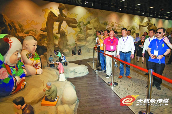 Native Wuxi elites tour the city