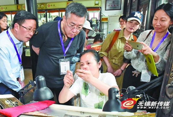 Native Wuxi elites tour the city